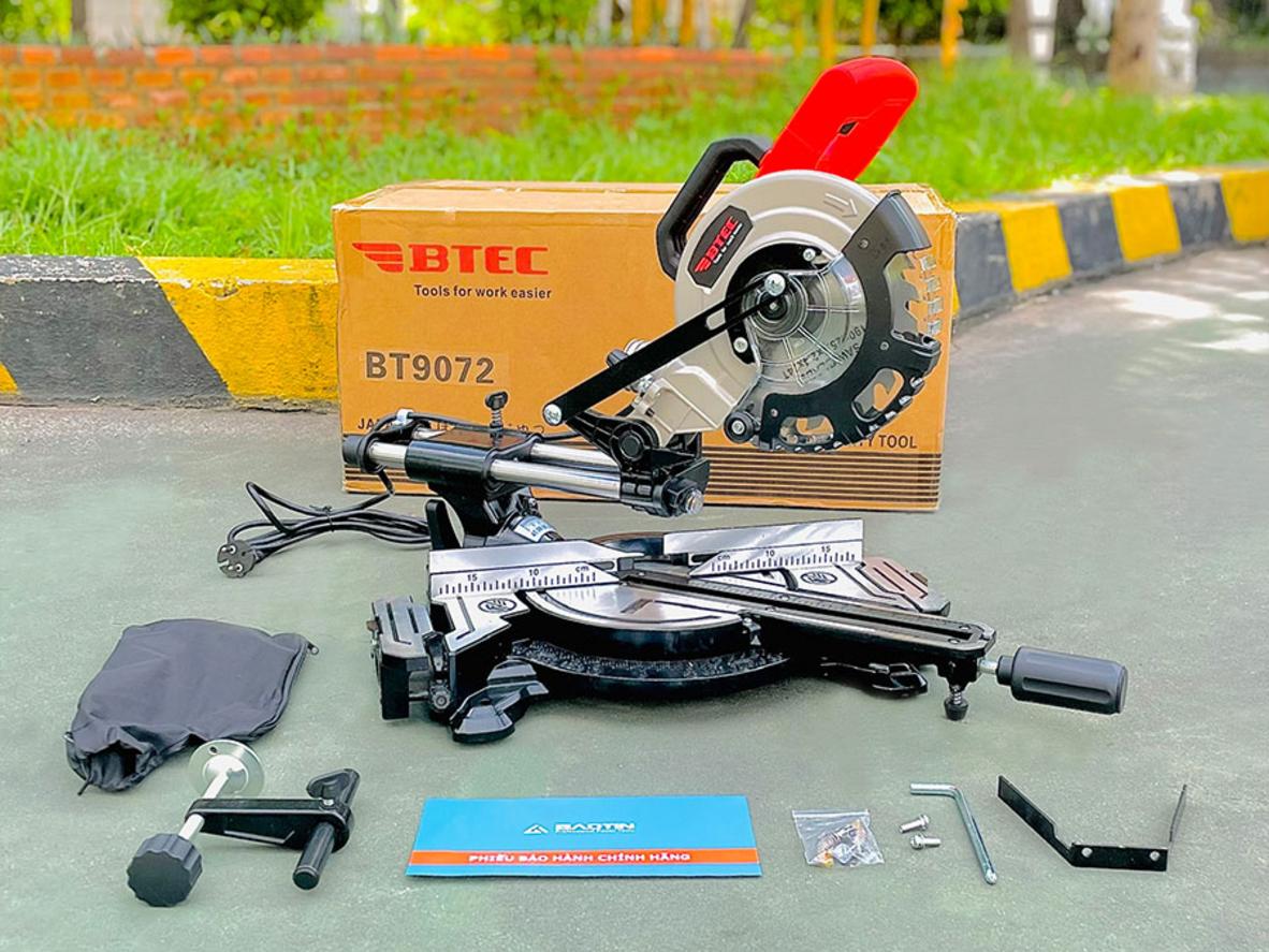 Lưỡi cắt Ø185mm gắn sẵn trên BT9072 (ảnh minh họa) , "imagePrompt":"Image showing the 185mm blade on the BT9072 cutting an aluminium profile, with close-up on teeth and cut finish."