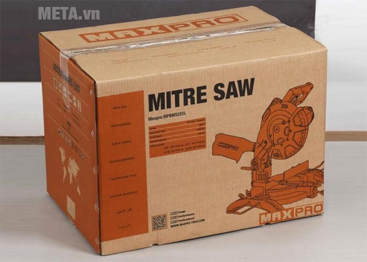 Lưỡi 255mm cắt thanh nhôm dày — ảnh close-up lưỡi đang cắt nhôm.