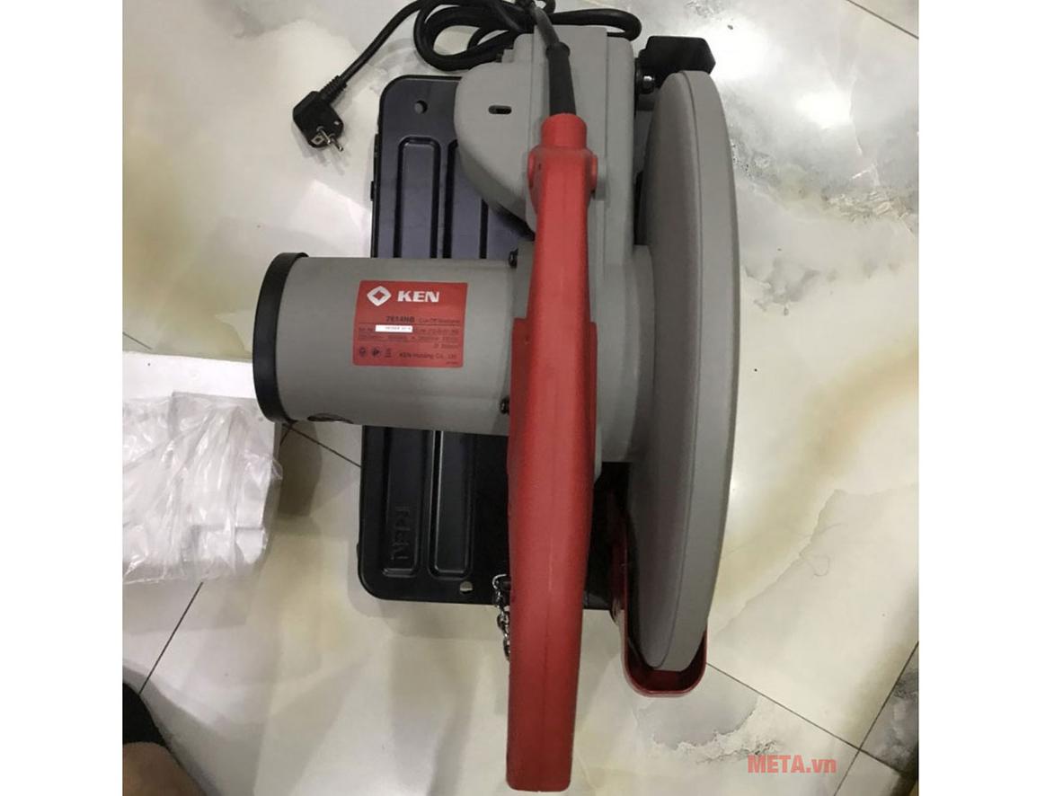 Lưỡi cắt 355mm đang cắt ống thép lớn — minh họa khả năng cắt 130mm tại 90°.