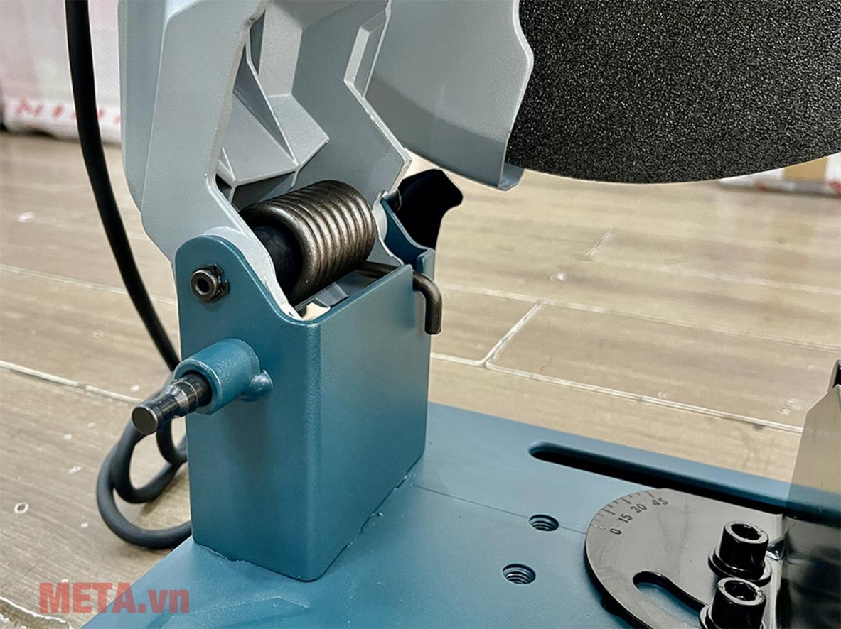 Lưỡi 355mm cho phép cắt ống 129mm và hộp 119x119mm - minh họa cut demo (ảnh/khung video).  (Instruction: include shot of blade cutting a 129mm pipe).  (n.b. short video clip 30-90s recommended).  (n.b. use close-up and action shot).