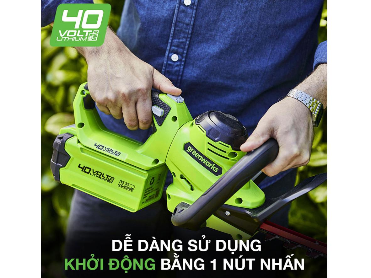 Lưỡi 61 cm cho phạm vi cắt rộng, đường cắt mịn và ít rung khi thao tác trên hàng rào cao hoặc dài cả hàng mét chứa nhiều lá và cành nhỏ, imagePrompt: Close-up of dual-action stainless steel blades cutting a trimmed hedge, focus on sharp edge and clean cut.