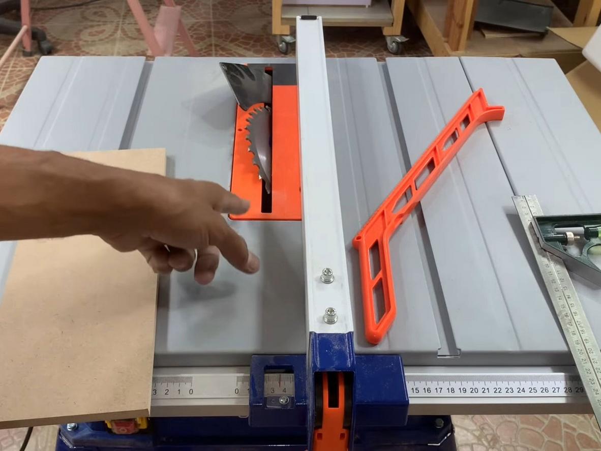 Lưỡi cưa 254mm hỗ trợ cắt 90° và 45° linh hoạt.
