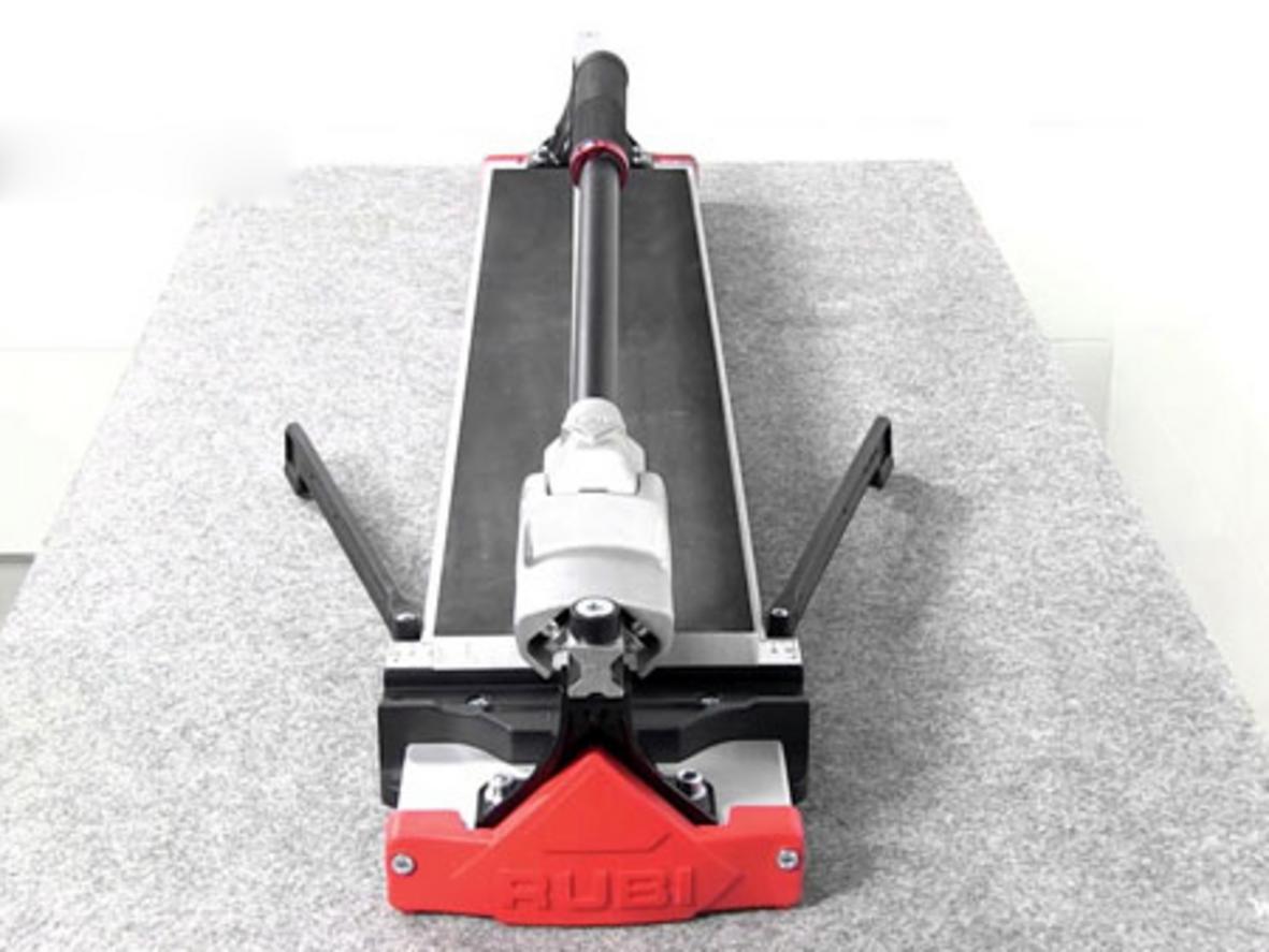 Hệ thống MAGNET giúp thay lưỡi nhanh và khoá bẩy an toàn như thế nào? (ảnh minh họa) - Image should show hand using magnet to remove blade with close-up of mechanism) - use bright workshop background) - 3:2 format) - high resolution) 300dpi) - realistic) - product-focused) - no watermark) - neutral clothing) - natural light) - depth of field) - slight motion blur to imply action) - include tool label badge: 'MAGNET' - color palette: industrial greys + Rubi red) -