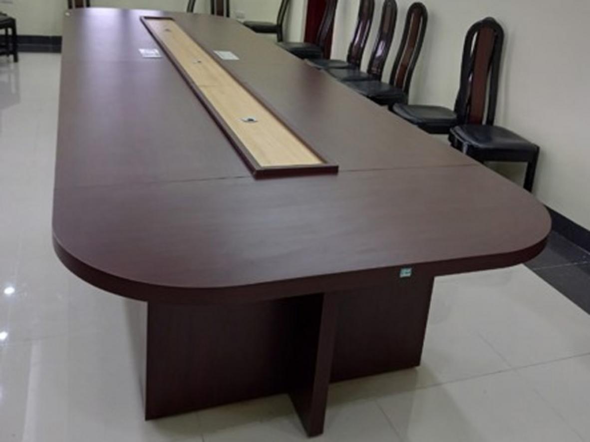 Mặt bàn dày 50mm phủ Melamine — bền và dễ vệ sinh.