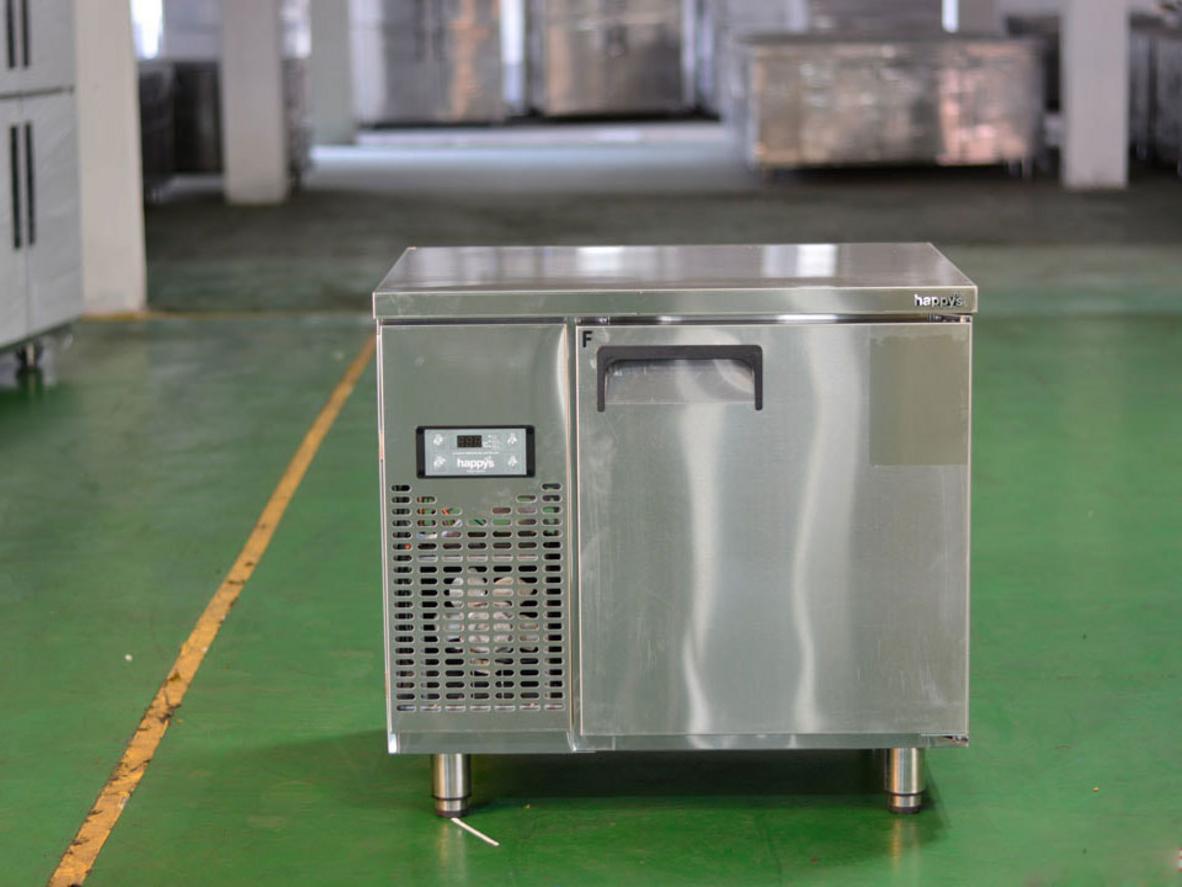 Mặt bàn Inox rộng rãi, dễ vệ sinh