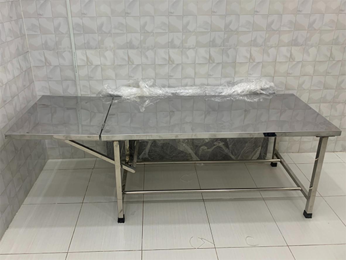 Mặt bàn inox dày và khung hộp chắc chắn