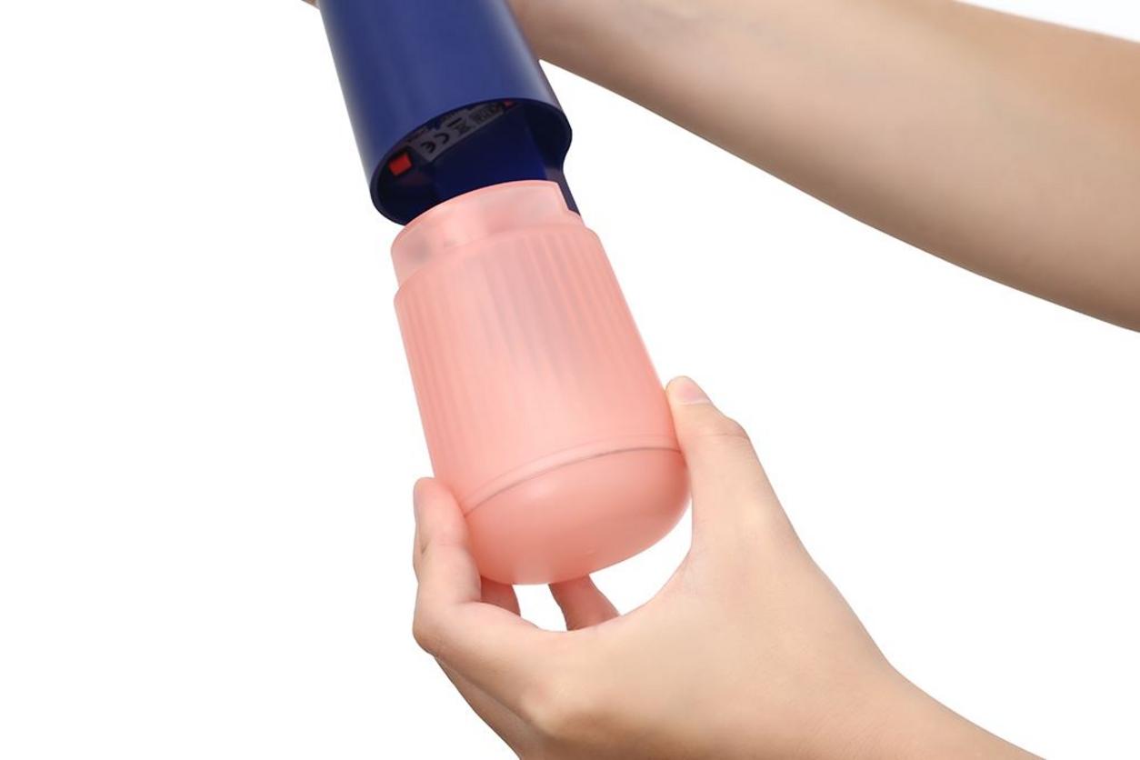 Đế kim loại trượt êm và ủi đứng tiện lợi