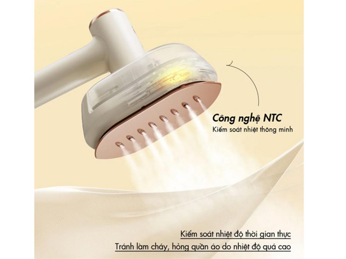 Mặt đế phủ gốm và 8 lỗ phun giúp ủi sạch nếp.