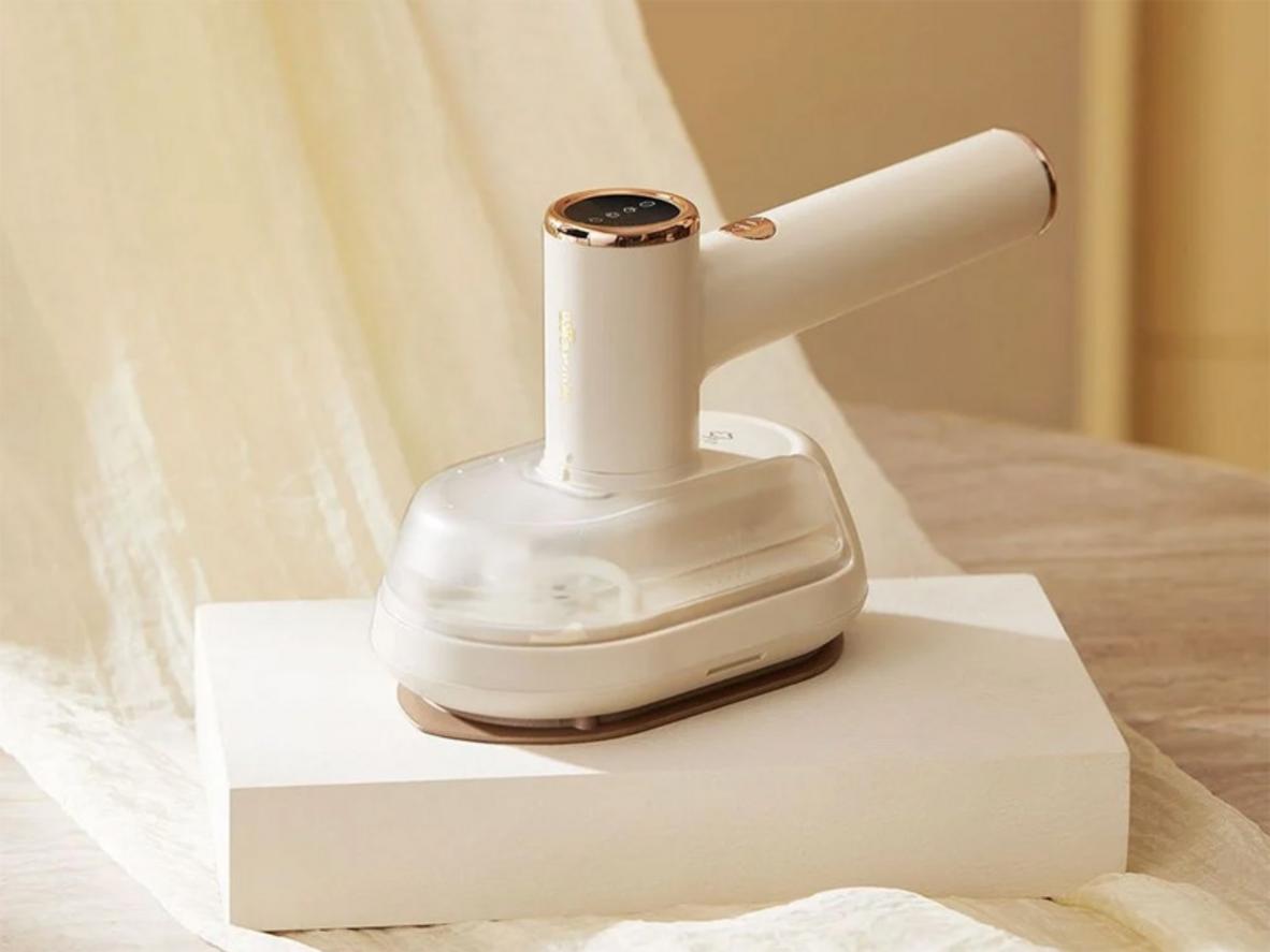 Mặt đế phủ gốm và 8 lỗ phun giúp ủi sạch nếp.