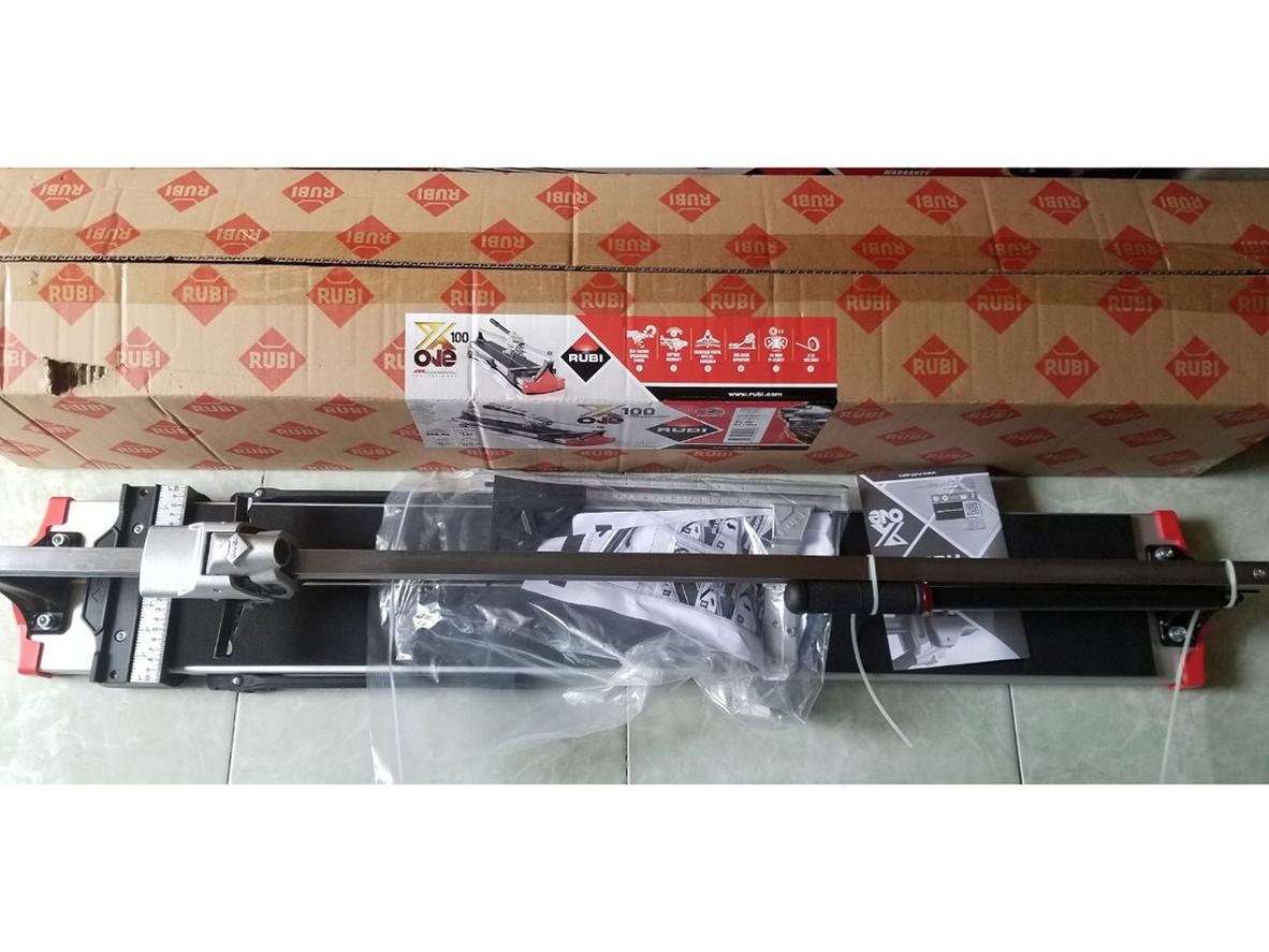 Máy mở rộng hỗ trợ cắt gạch dài 1m và bàn đỡ nhôm rộng.