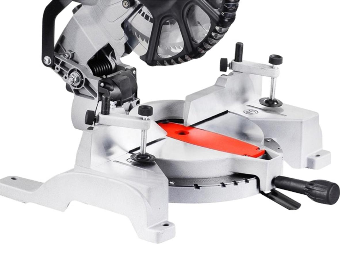 Công suất 2000W giúp cắt nhanh, phù hợp công trình lớn hơn bình thường