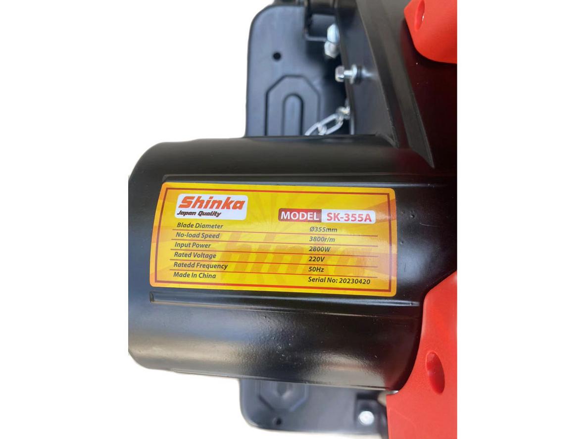 Lưỡi 355mm đang cắt thanh sắt — hiển thị mép cắt sạch và mức tia lửa.