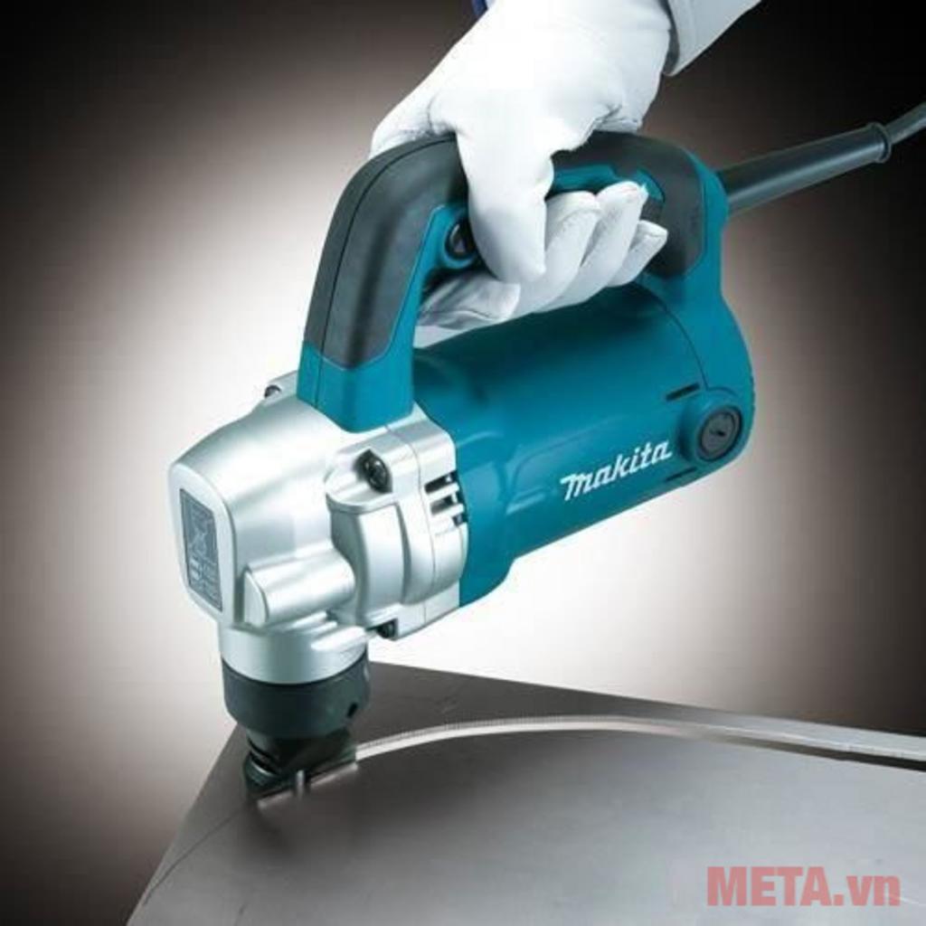 Người thợ cầm máy JN3201 làm việc