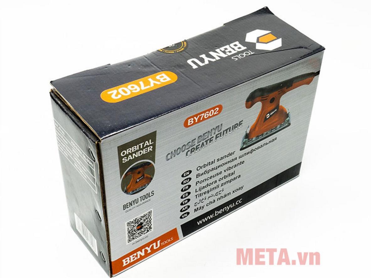 Tập trung vào tay cầm, bề mặt vỏ chống trượt, góc chụp cận cảnh.