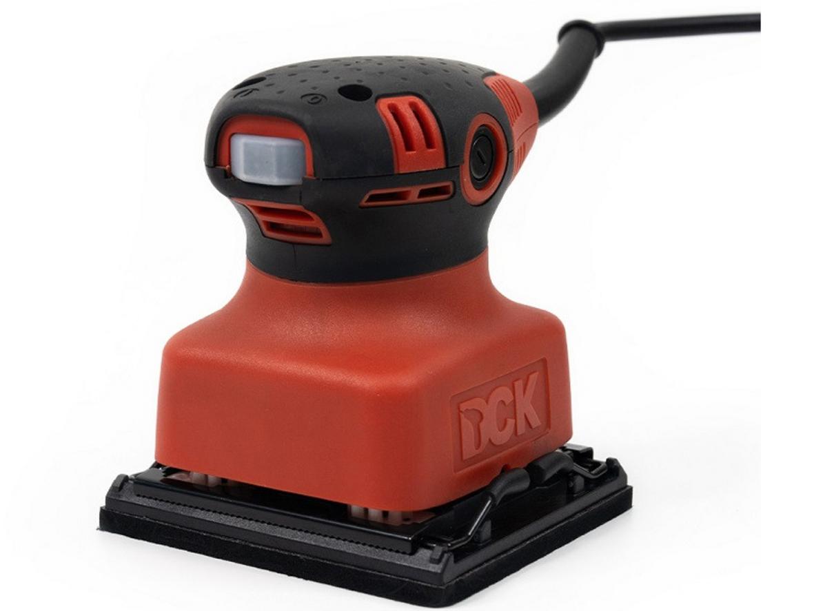Công suất và tốc độ mạnh mẽ giúp chà nhanh hơn mỗi vòng quay; Image: close-up motor and speed control knob (in-use)." , "imagePrompt":"Photo showing the sander's motor area and speed in a workshop setting, with wood dust around to show usage.