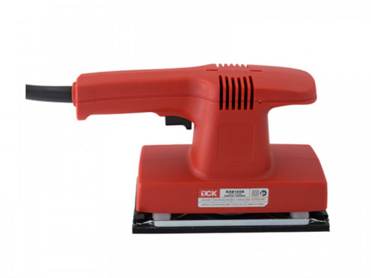 Mô tơ và hiệu suất vận hành của KSB185B — mạnh mẽ nhưng gọn nhẹ (ảnh cận cảnh) .','imagePrompt':'Close-up of the DCK KSB185B motor area and control switch, showing the compact motor and ventilation while running.