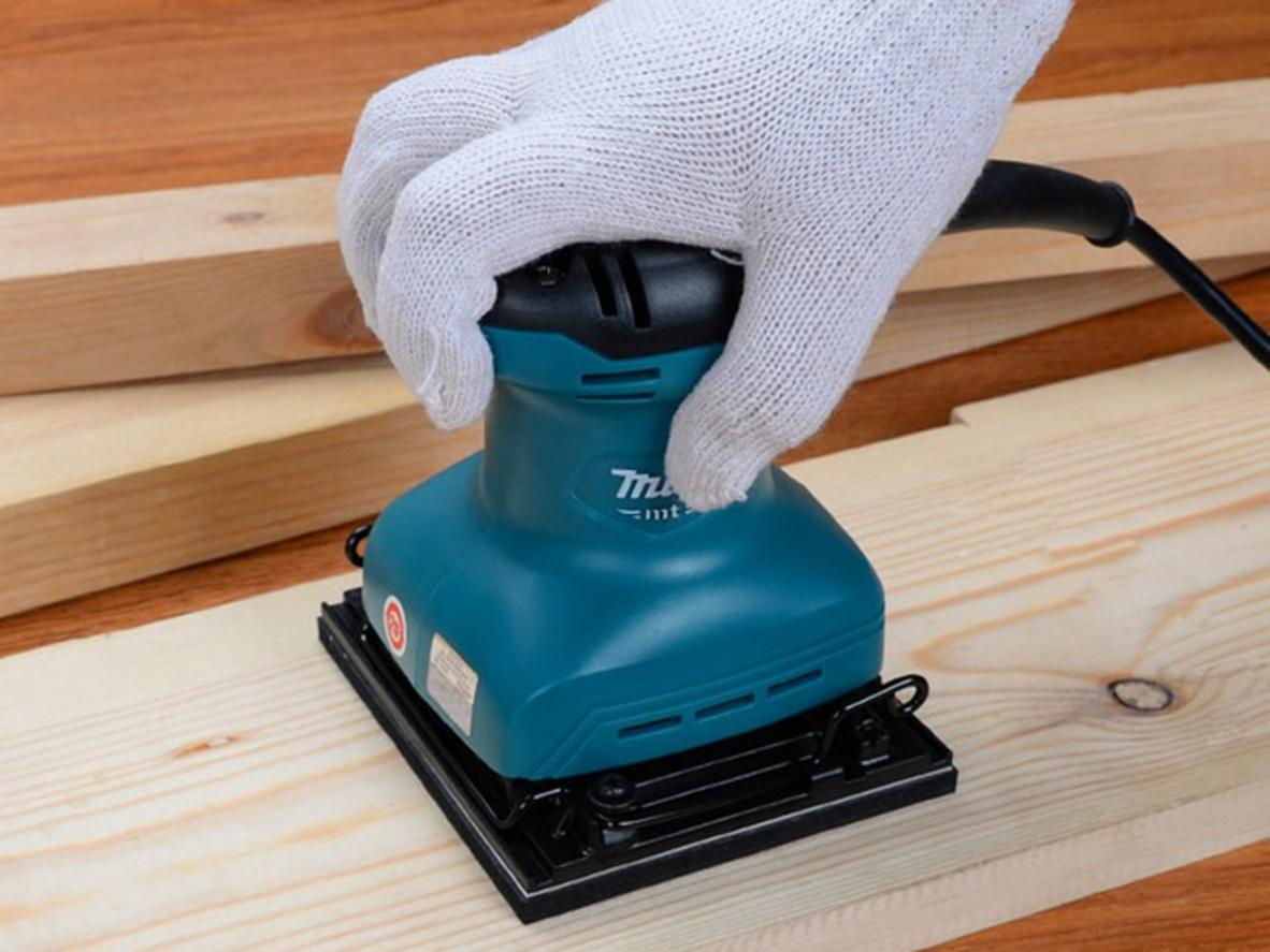 Thiết kế nhỏ gọn, trọng lượng nhẹ giúp thao tác 1 tay dễ dàng.