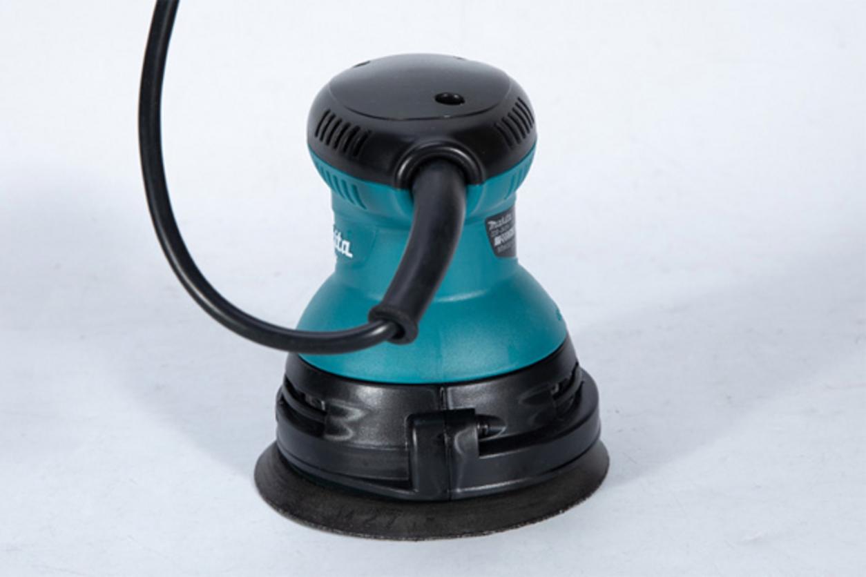 Tay cầm cao su và thiết kế gọn nhẹ của Makita M9202B