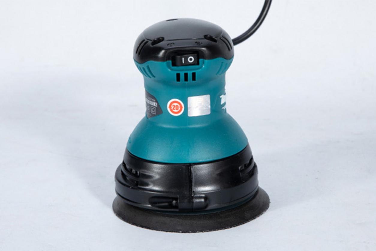 Đế 123mm và giấy nhám 125mm trên Makita M9202B