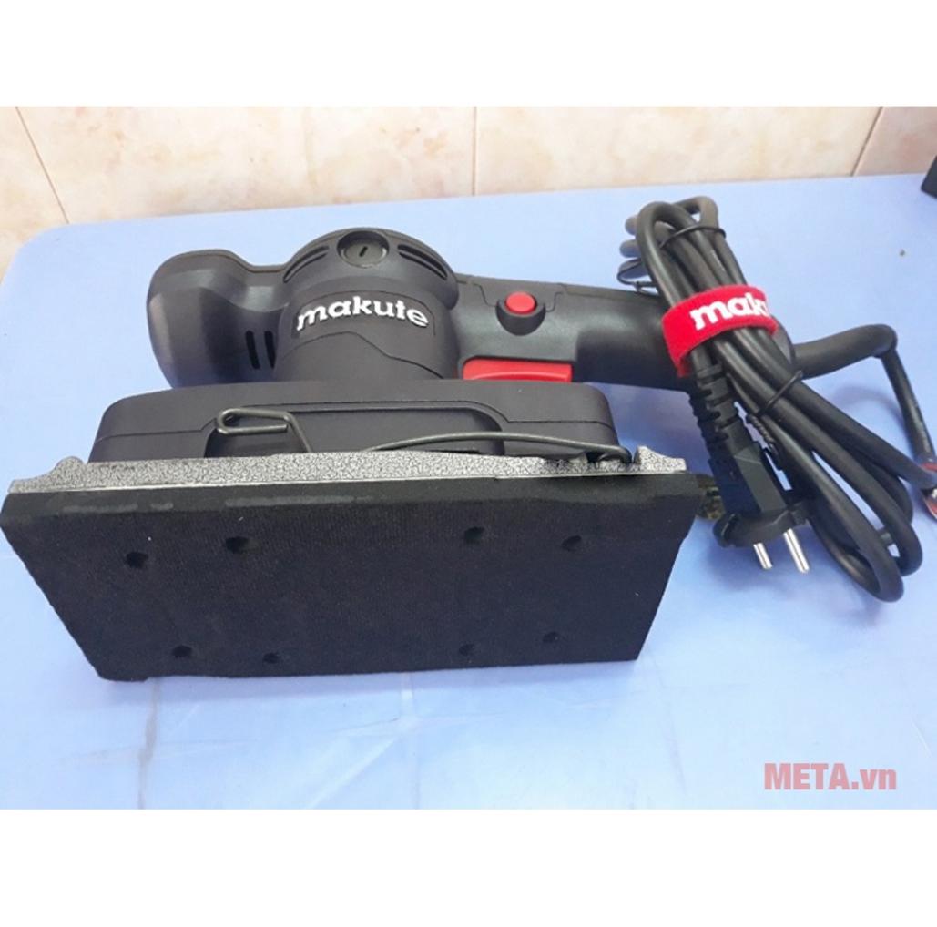 Động cơ mạnh mẽ 480W giúp công việc nhanh hơn và bền bỉ hơn (ảnh minh họa mô tả động cơ và nhãn kỹ thuật).  Use close-up of motor housing and ventilation slots in workshop lighting for authenticity. Keep image clear on power label 480W, 14,000 rpm to support claims (for product page trust).  Note: show user hand for scale and ergonomics in the photo to imply control and endurance when working long hours.  Image prompt: Close-up of Makute OS002 motor label showing 480W and 14,000 rpm, with hand gripping rubberized handle in a workshop setting—natural warm light, shallow depth of field, focus on label and handle to communicate power and control. (Writer: reference key spec lines in a small specs-block below.)