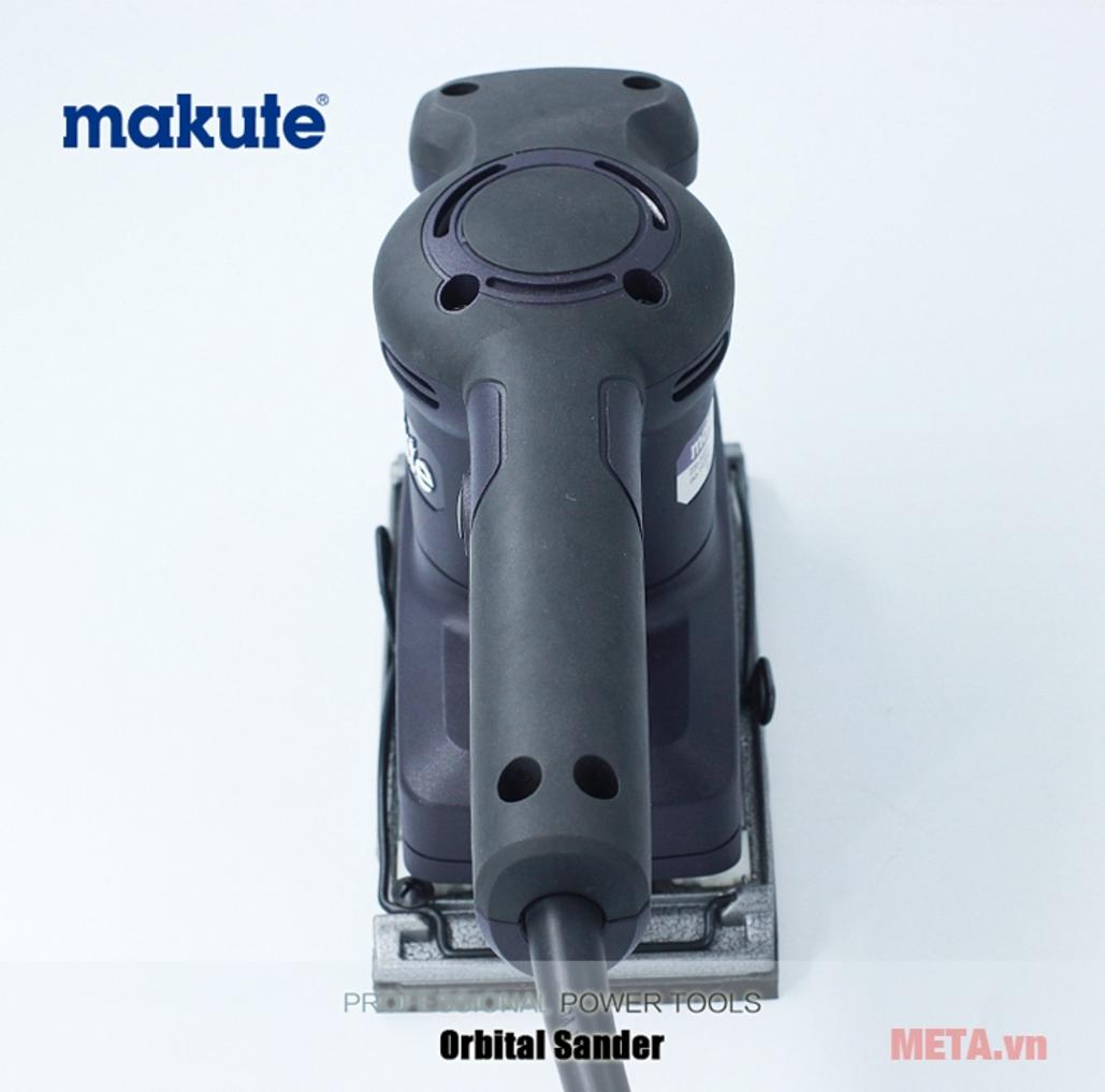 Tay cầm bọc cao su chống trượt và vỏ nhựa cao cấp (Image prompt: User holding Makute OS002 with visible rubberized grip and locked-on switch; workshop background.)