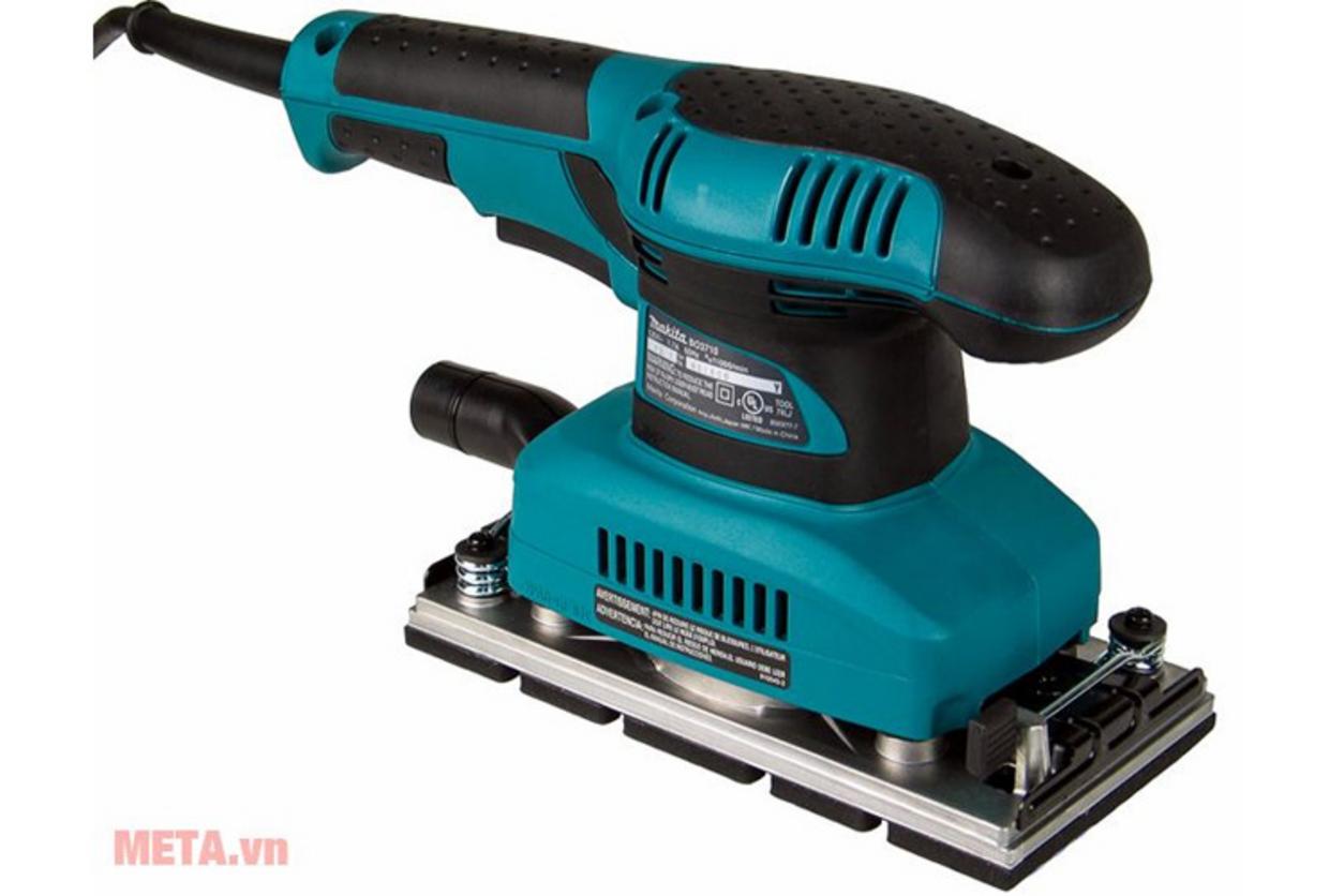 Đế lớn 93x185 mm cho diện tích chà rộng, tiết kiệm thời gian trên bề mặt gỗ rộng.