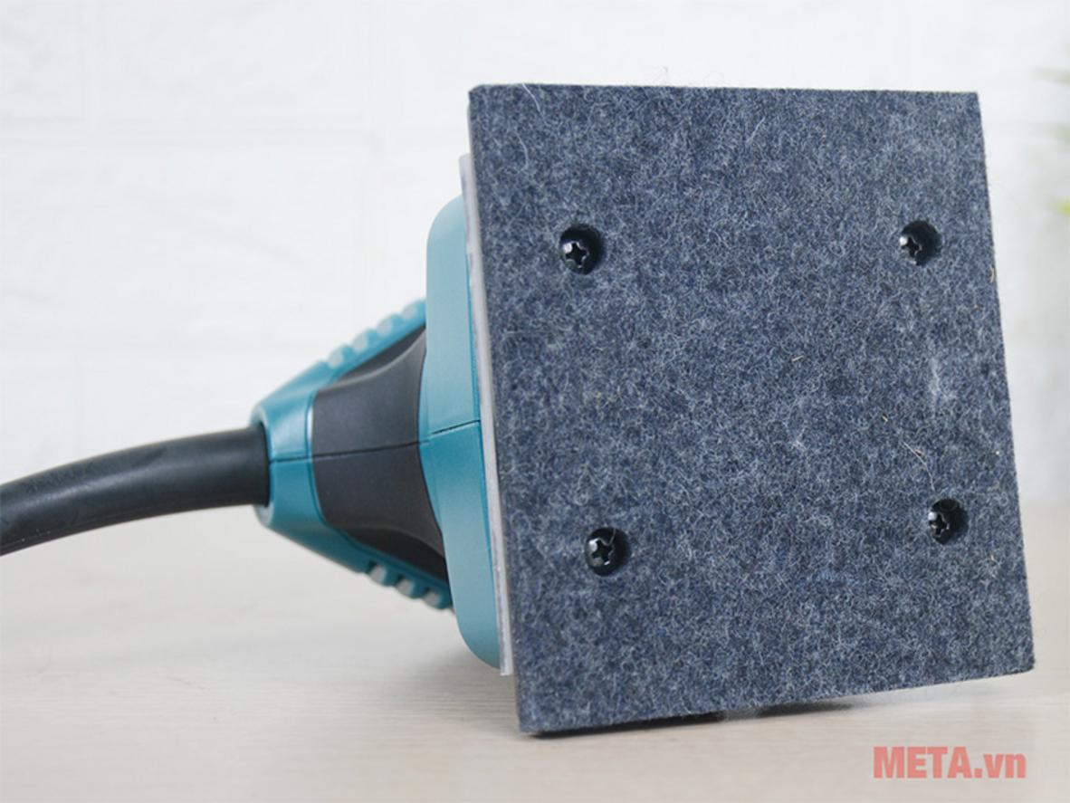 Công suất 170W và tốc độ cao giúp hoàn thiện bề mặt nhanh hơn trong xưởng nhỏ hoặc tại nhà DIY. ImagePrompt: Close-up of the sander running on a wooden board showing fine dust removal and a smooth finish.