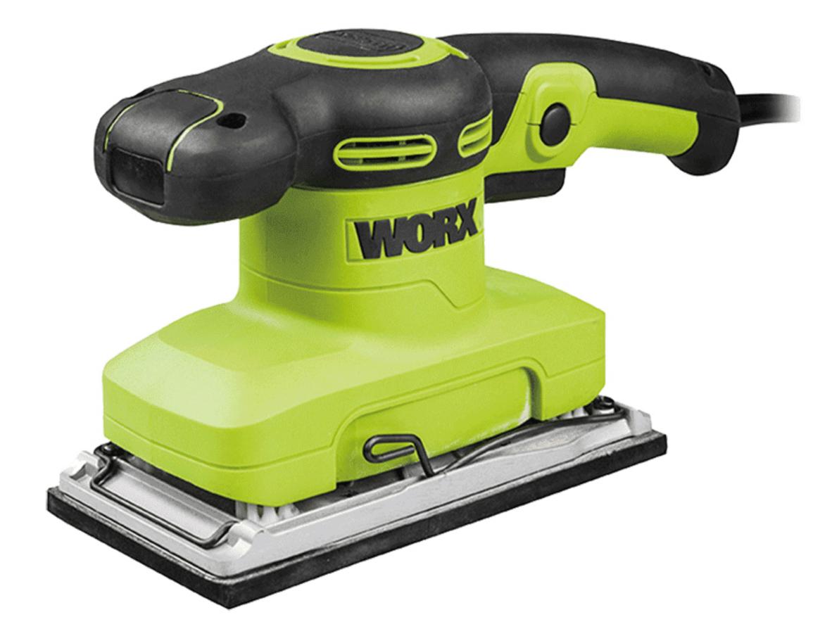 Động cơ 320W cho hiệu suất ổn định khi chà bề mặt lớn và liên tục; ít giảm tốc dưới tải nặng; phù hợp cho thợ mộc chuyên nghiệp (ảnh mô phỏng máy hoạt động trên ván gỗ).","imagePrompt":"Close-up of the Worx WU649 motor area in action, showing the machine sanding a wooden panel with visible smooth finish and minimal dust.