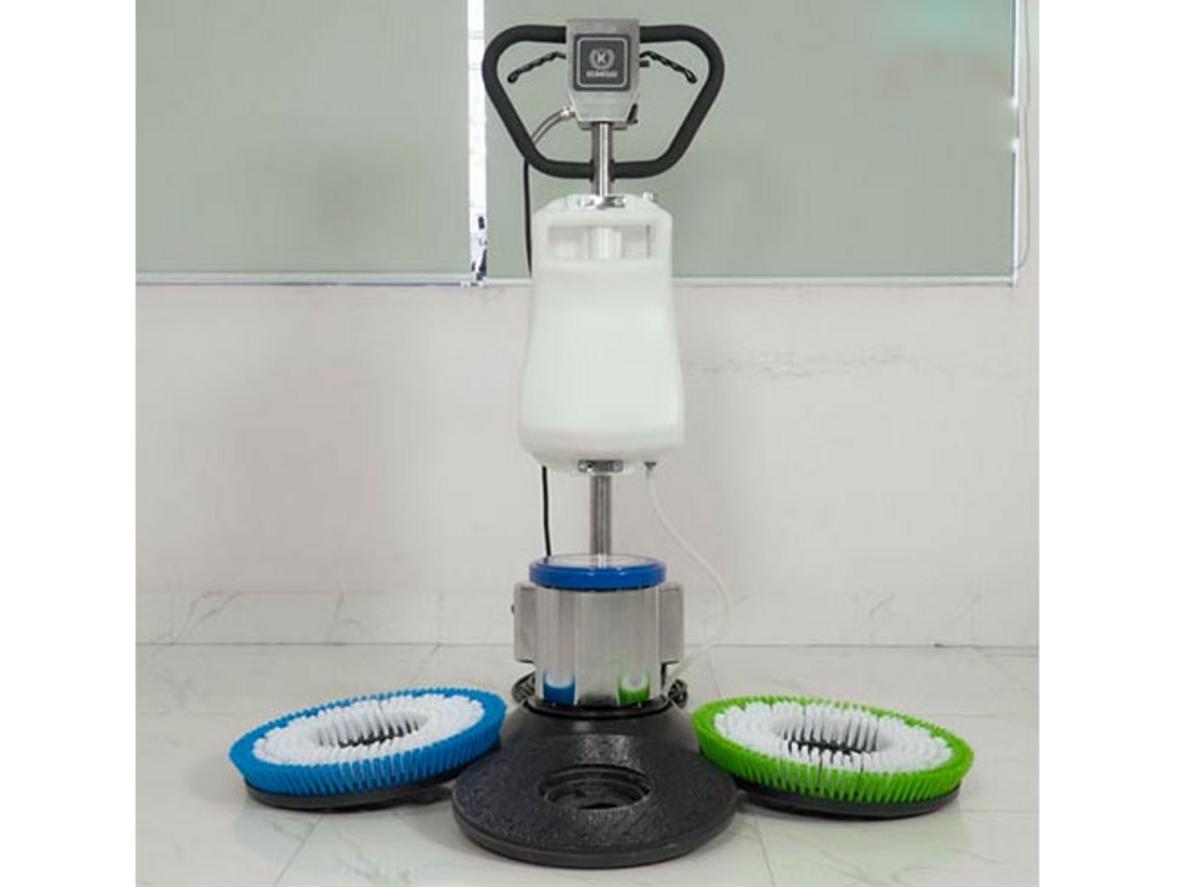 Pad 17 inch và phụ kiện (bàn chải cứng/mềm, mâm gai, pad) — imagePrompt: Overhead shot of pad and accessory set laid out next to the machine on a clean floor.