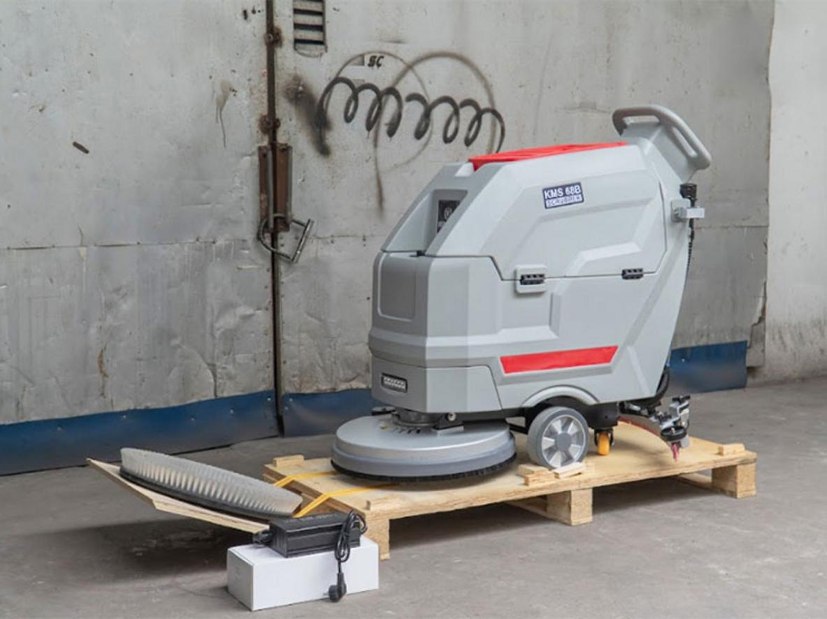 Thùng nước sạch và nước bẩn mở nắp, hiển thị dung tích 62L/67L; ắc quy 24V (2×12V) 100Ah - ảnh minh họa chức năng và dung tích.