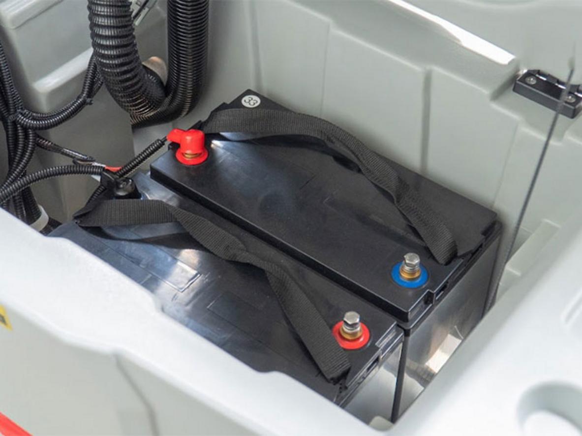 Motor hút 1.200W đang hoạt động hút sạch vệt nước sau khi chà bằng bàn chải chuyên dụng (ảnh minh họa) - Siêu Thị Đại Việt? (show logo) [use real product image] - good lighting, close-up of squeegee removing water from floor) (no people faces) - industrial lighting, high clarity, focus on water pickup and dry floor behind machine) - color palette: neutral industrial tones, machine in brand colors.)
