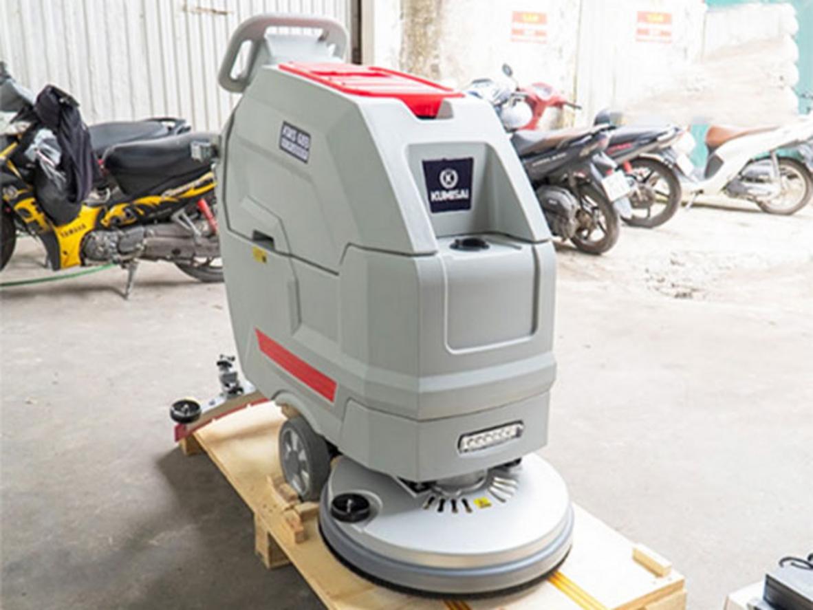 Motor hút 1.200W đang hoạt động hút sạch vệt nước sau khi chà bằng bàn chải chuyên dụng (ảnh minh họa) - Siêu Thị Đại Việt? (show logo) [use real product image] - good lighting, close-up of squeegee removing water from floor) (no people faces) - industrial lighting, high clarity, focus on water pickup and dry floor behind machine) - color palette: neutral industrial tones, machine in brand colors.)