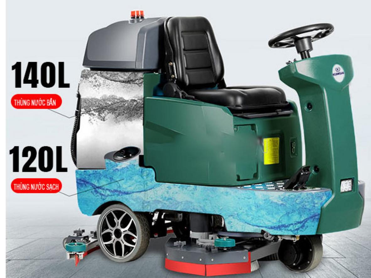 Bình chứa nước lớn và khoang lái thoải mái cho người vận hành.