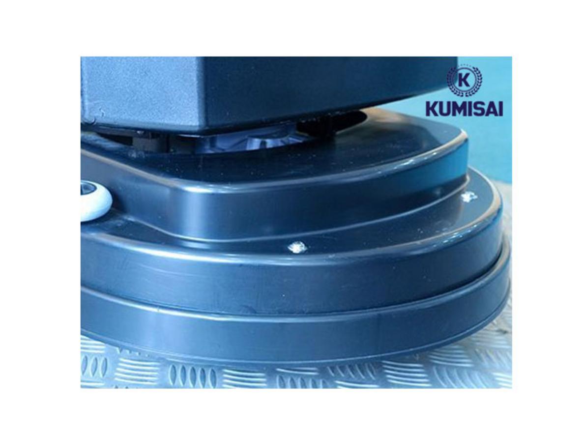 Bình chứa nước và khoang ắc quy của KMS 70D - rõ ràng, dễ bảo trì.