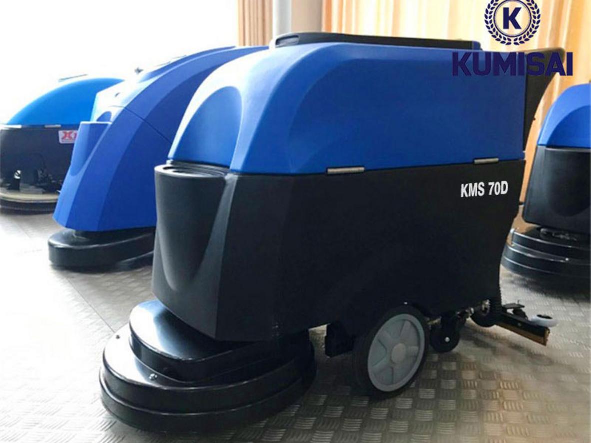 Hiệu suất làm sạch của KMS 70D — đường đi sạch rõ ràng và nhanh chóng (ảnh trước/sau) - Photographer: clean commercial space (wide shot) - bright lighting, high detail - realistic style - 4k - product in action - no text - centered composition - depth of field: shallow - mood: professional - color: neutral, blue accents - aspect ratio: 4:3 - ISO 100 - shutter speed 1/200 - lens 50mm - AR 4:3 - high detail - studio-like lighting - remove background clutter - show operator.