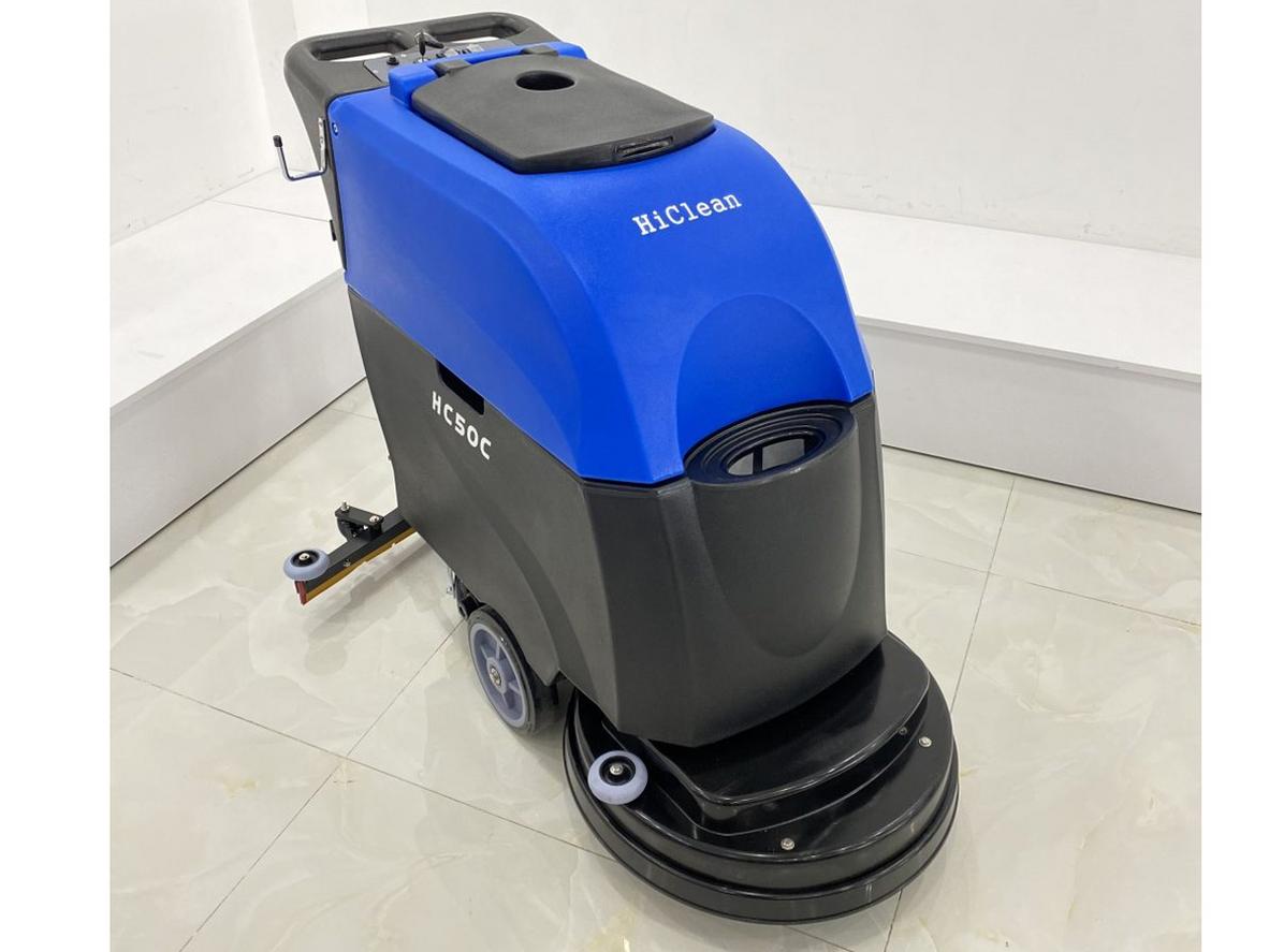 Motor mạnh mẽ xử lý vết bẩn cứng, giảm thao tác thủ công ảnh hưởng hình ảnh sản phẩm trong thực tế khách hàng (nhà xưởng).","imagePrompt":"Close-up image of HiClean HC50C motors and brush in action, showing bristles and machine pressure on floor.