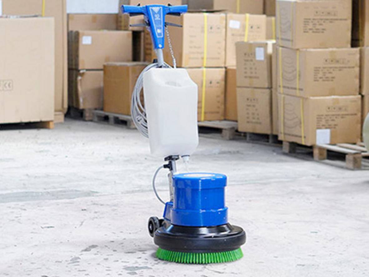 Motor 1800W với tạ sắt tăng áp lực chà để làm sạch sâu tại nhà xưởng và khách sạn. (Hình minh họa) - Suggested image: close-up of motor and weight assembly on the machine.,