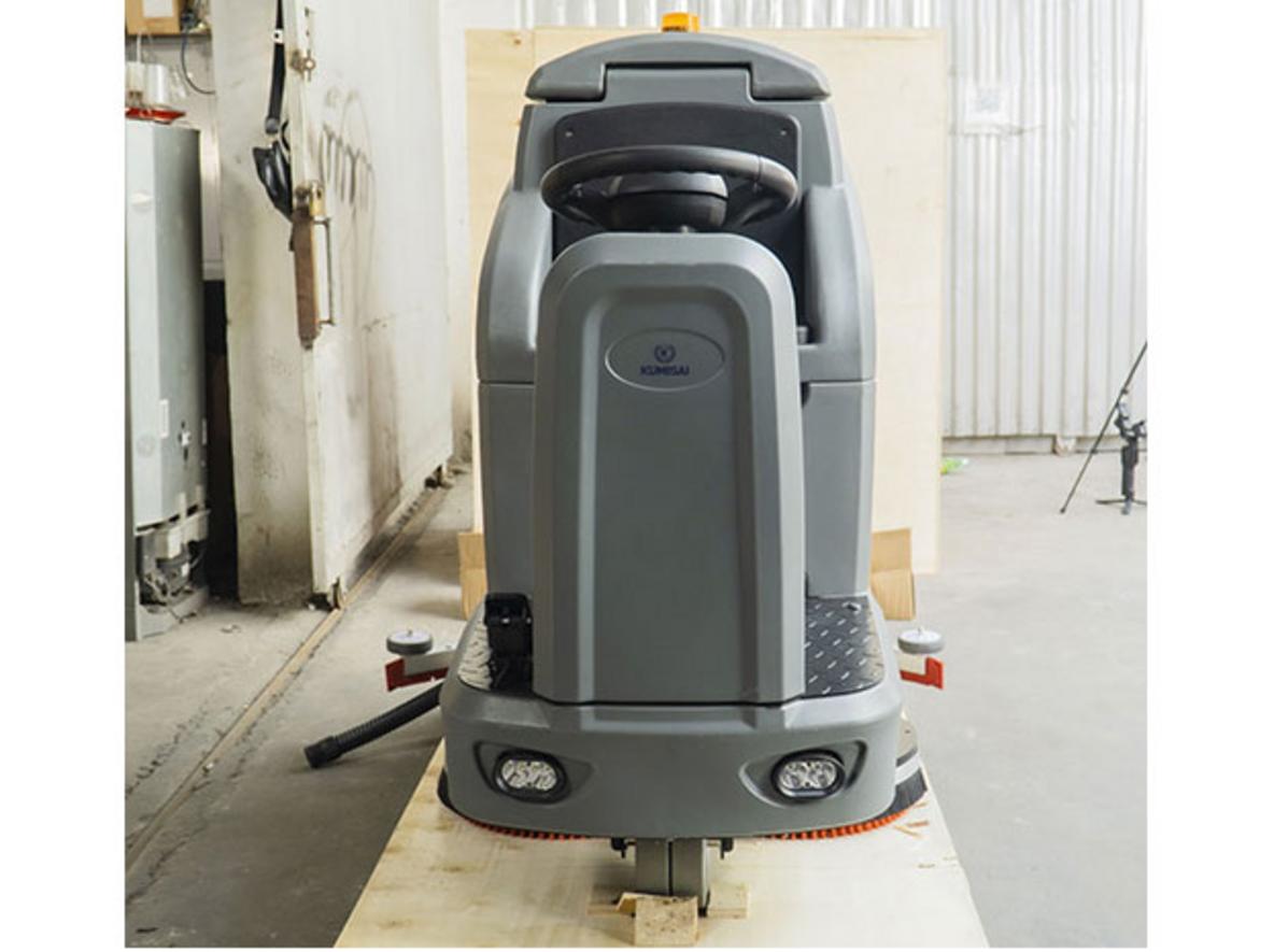 Tổng quan Máy chà sàn ngồi lái Kumisai KMS 138