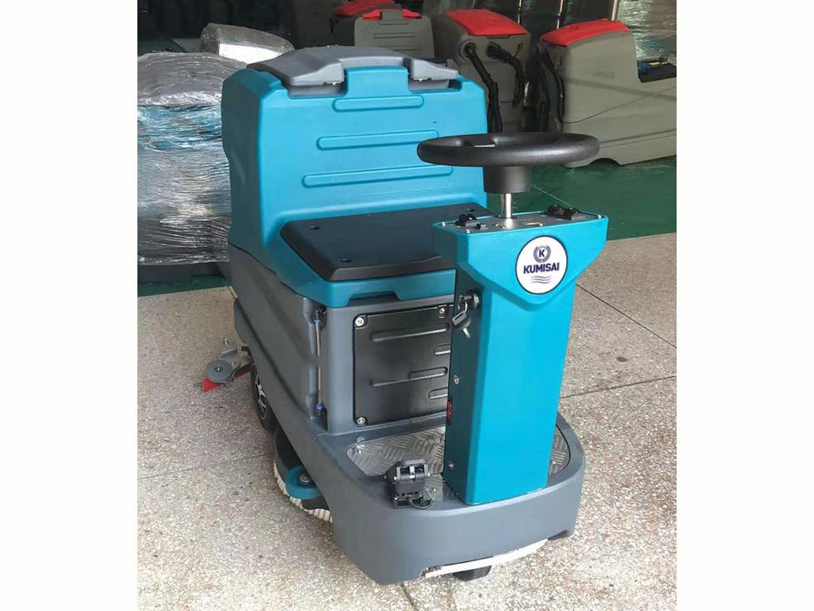 Tổng quan Máy chà sàn ngồi lái Kumisai KMS D6