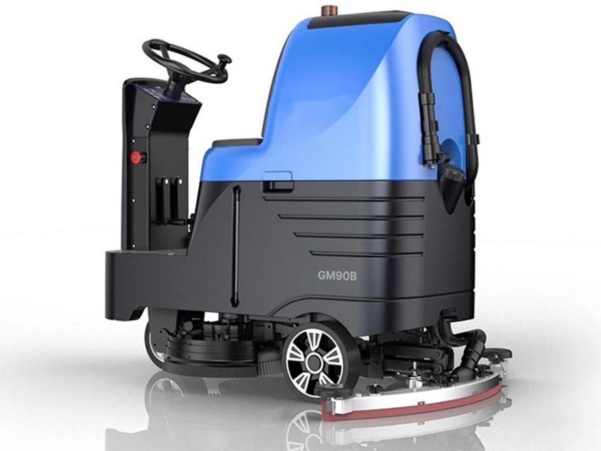 Cận cảnh bàn chải và hệ thống motor — hiển thị số liệu (600W/500W/25kg) — imagePrompt: Close-up of the brush head in action removing grime, with callouts pointing to motor units and brush specs.