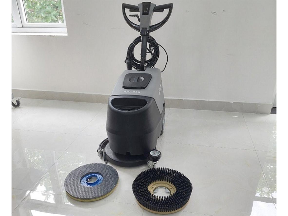 Bàn chải 430 mm và bình chứa 25L giúp làm việc liên tục, ít gián đoạn (Ảnh minh họa).','imagePrompt':'Close-up of the brush head and dual tanks (clean/dirty) with capacity labels, worker refilling water.
