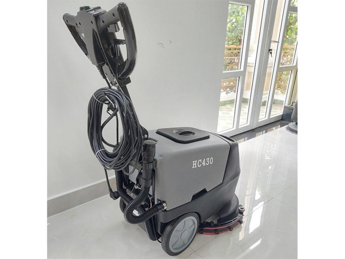 Thiết kế an toàn, dễ bảo trì giúp giảm chi phí bảo dưỡng định kỳ (Ảnh minh họa).','imagePrompt':'Image of maintenance actions: changing brush, emptying dirty tank, wearing gloves and safety signage.