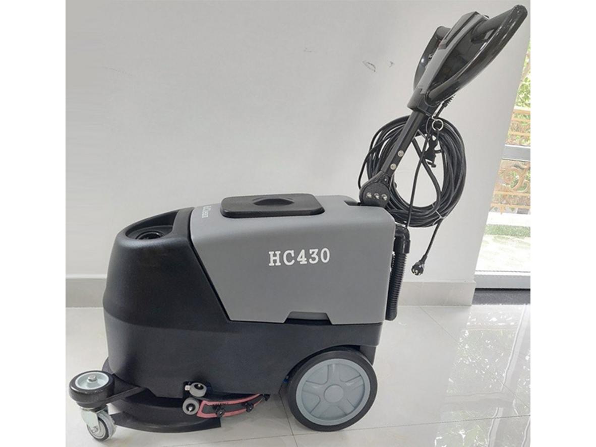 HiClean HC430 làm sạch diện tích lớn nhanh chóng bằng hiệu suất cao, giảm giờ nhân công phụ trội (Hình minh họa).','imagePrompt':'Close-up of HiClean HC430 operating on a large warehouse floor showing clean vs dirty areas, motion blur to indicate speed, before/after contrast.