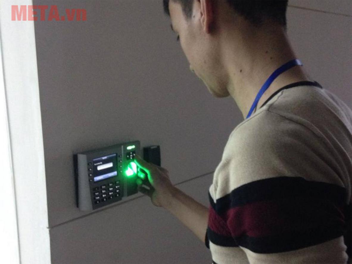 Lưu trữ lớn trên iClock 260 — biểu đồ minh họa 8.000 vân tay và 200.000 giao dịch, ảnh máy với màn hình hiển thị số lượng bản ghi. imagePrompt: Dashboard-style infographic next to the device showing capacity metrics and user icons.