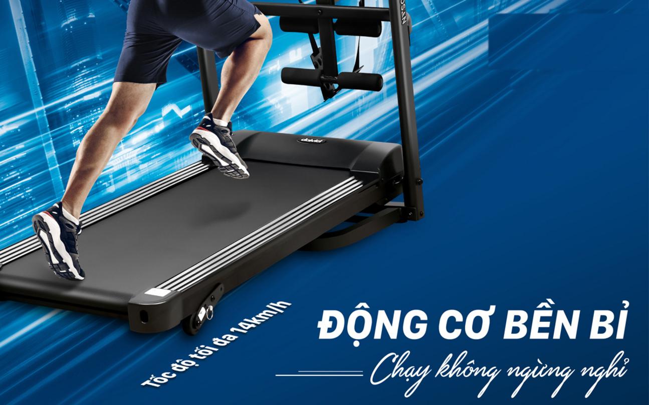 Máy ở trạng thái gấp gọn trong góc phòng để minh họa tiết kiệm diện tích.
