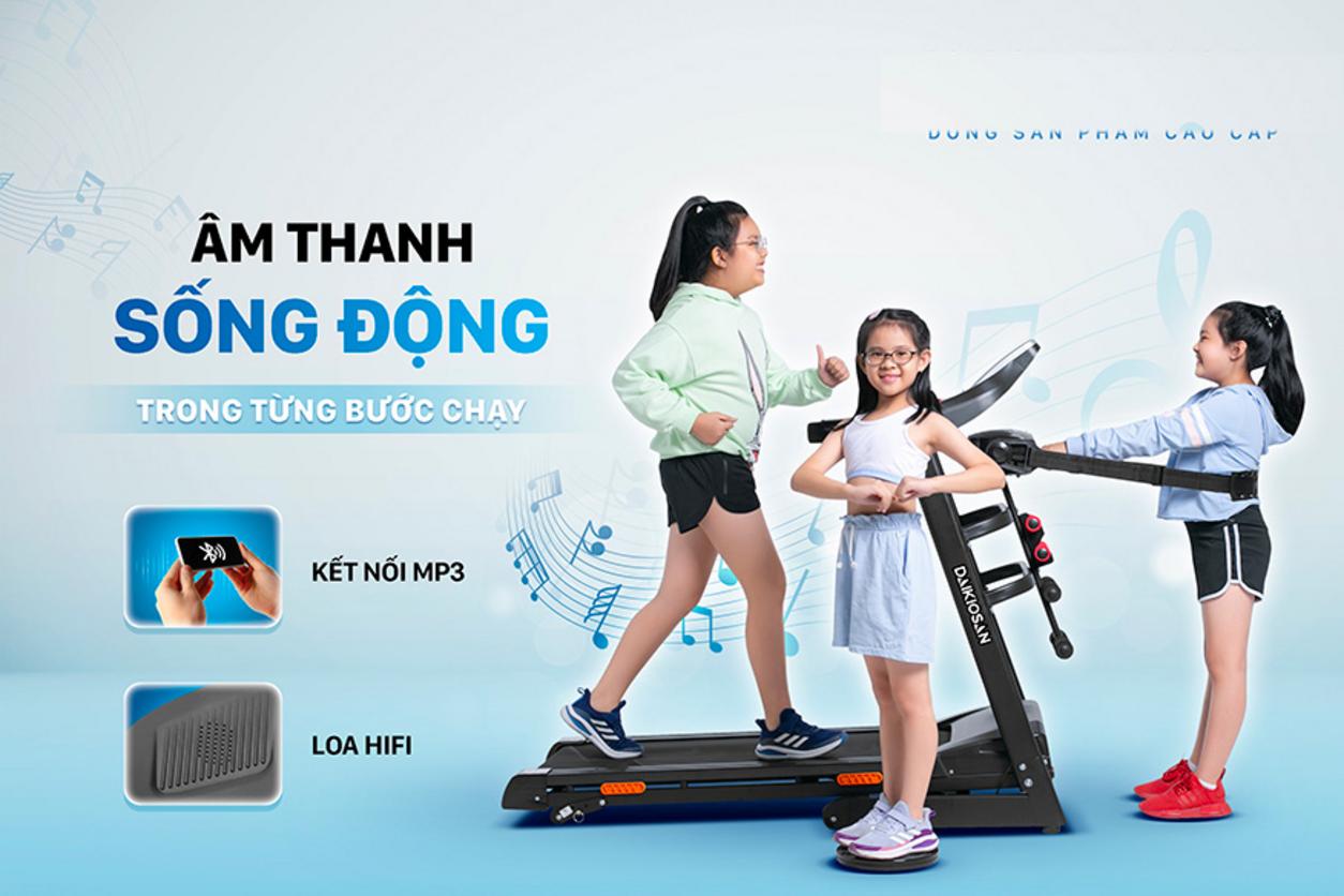 Động cơ mạnh mẽ 3.0 HP cho hiệu suất ổn định khi chạy nhanh hoặc liên tục trong thời gian dài (ảnh minh họa).","imagePrompt":"Close-up of treadmill motor area and console displaying 16 km/h on LCD.