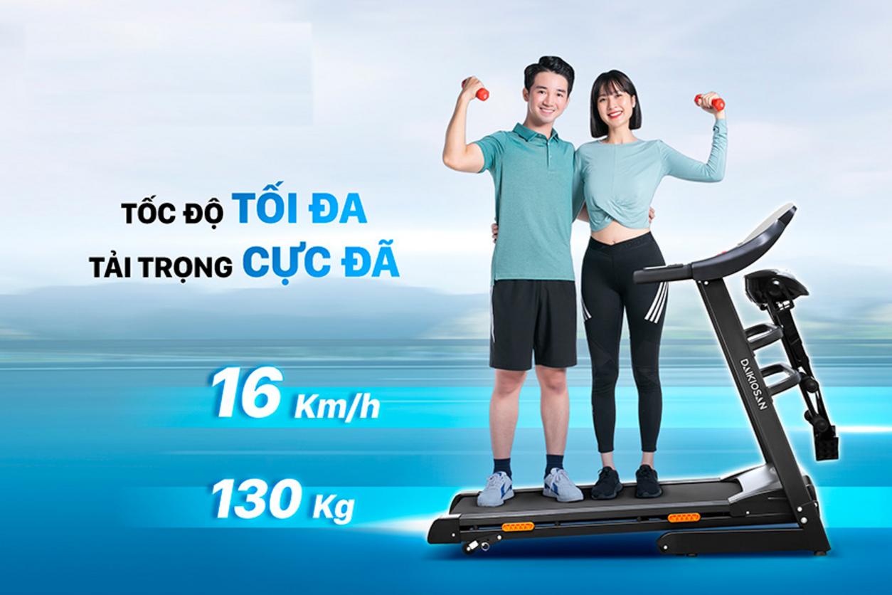 Thảm chạy rộng và hệ thống giảm chấn bảo vệ khớp (ảnh minh họa).","imagePrompt":"Top-down shot of the treadmill belt showing textured surface and cushioning.