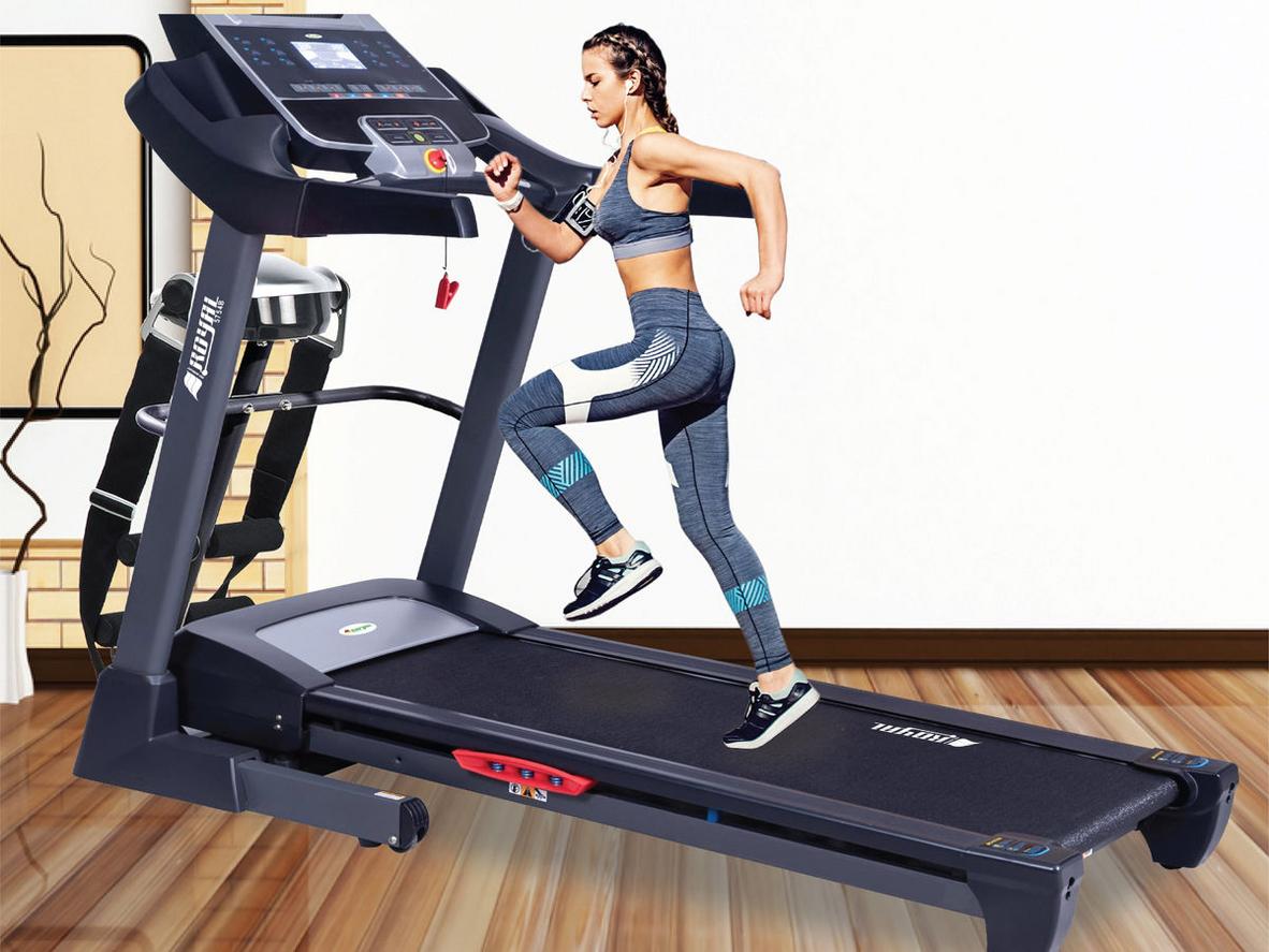 Hiển thị tính năng massage eo và thanh gập bụng; imagePrompt: User demonstrating massage pad and foldable sit-up bar on treadmill.