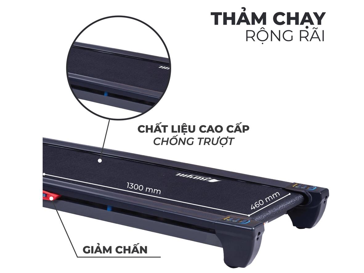 Thảm chạy rộng rãi cho sải bước an toàn; imagePrompt: Top-down view of the running belt with a person mid-stride.