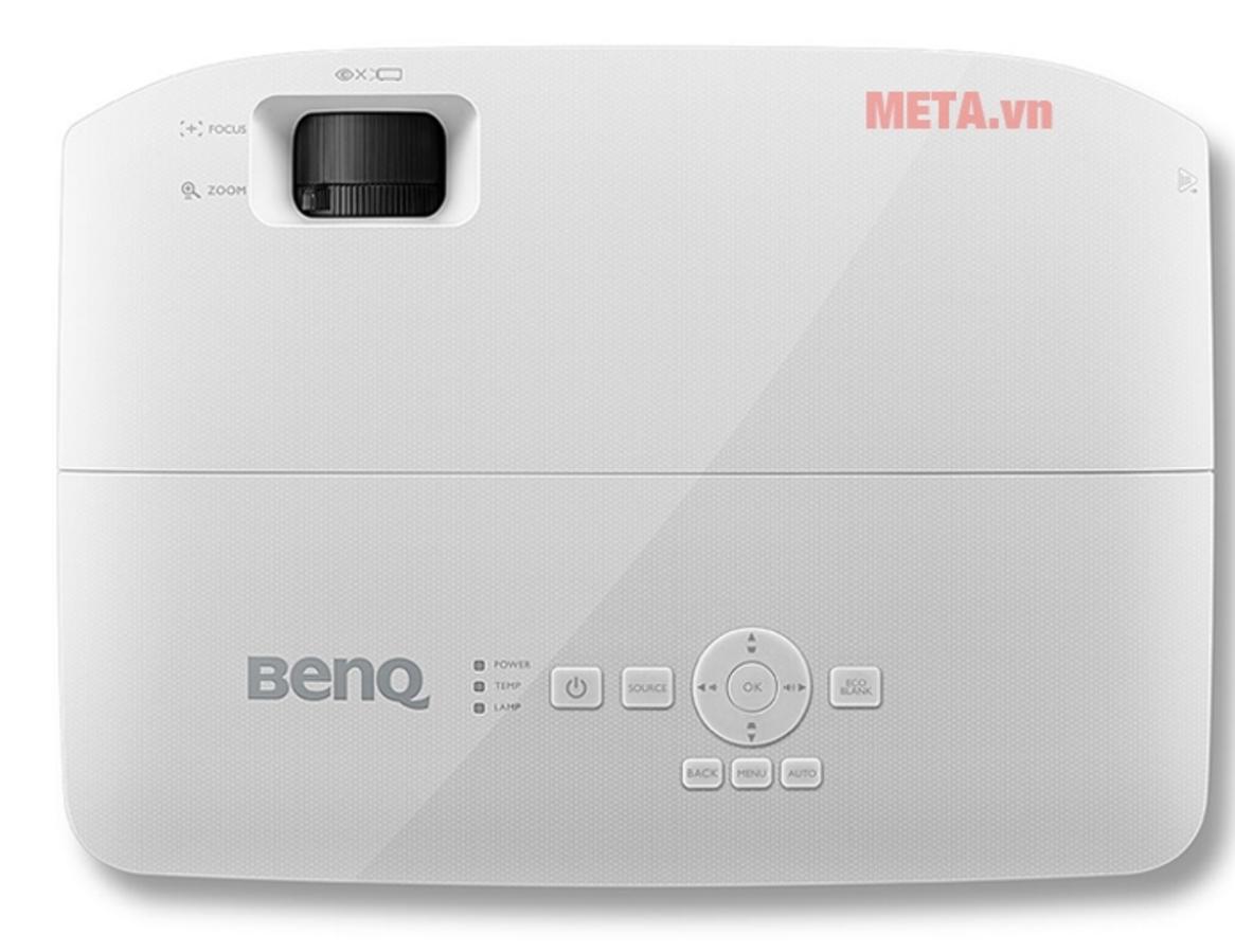 Minh họa máy chiếu chiếu rõ trong một phòng họp sáng, slide dễ đọc ngay cả khi đèn bật. Image prompt: Projector beam cutting through ambient light in a conference room, clear readable slide on screen, people watching, BenQ MX532 visible.